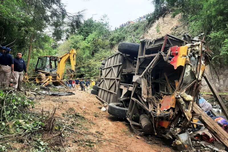27 killed as bus plunges into ravine in Mexico
