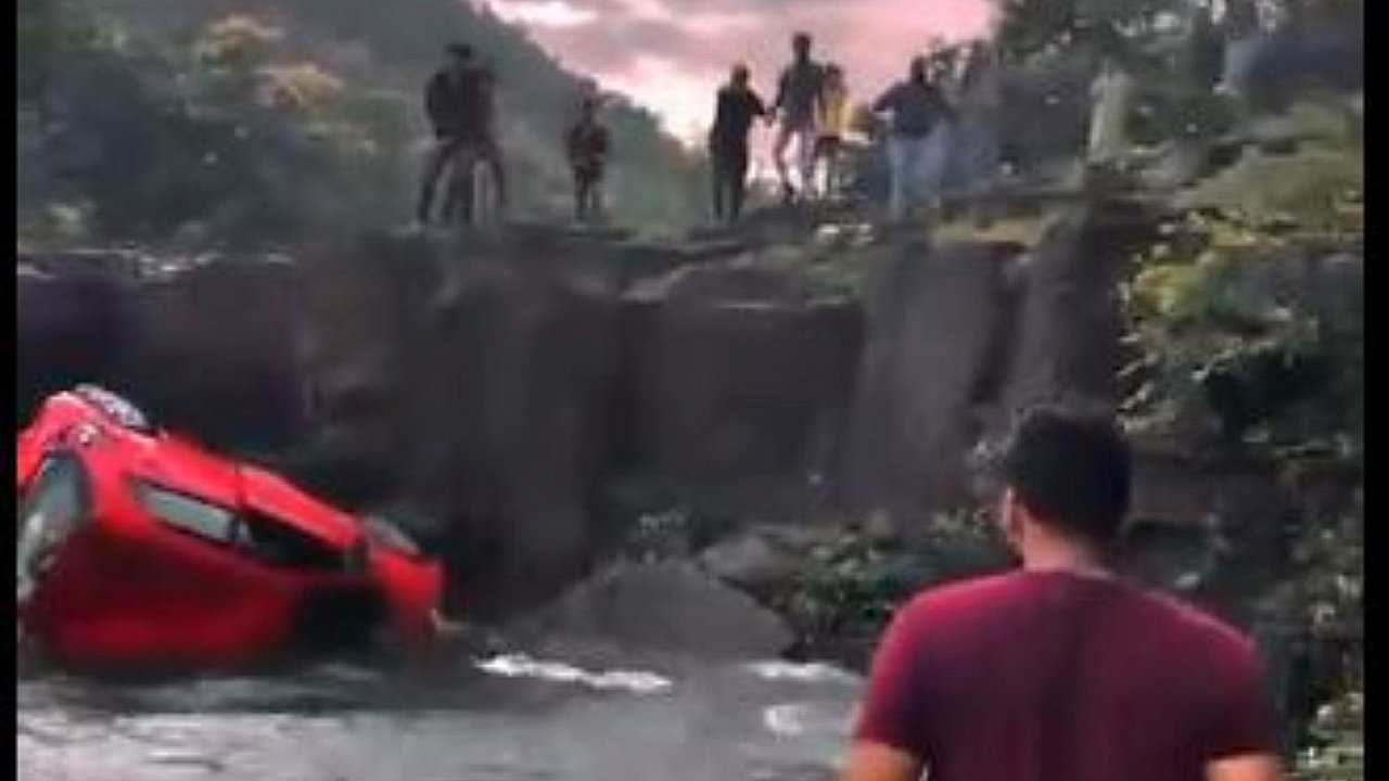 इंदौर हादसे ने दहला दिया दिल, कार का हैंडब्रेक बना मौत, पूरा परिवार नदी में समाया