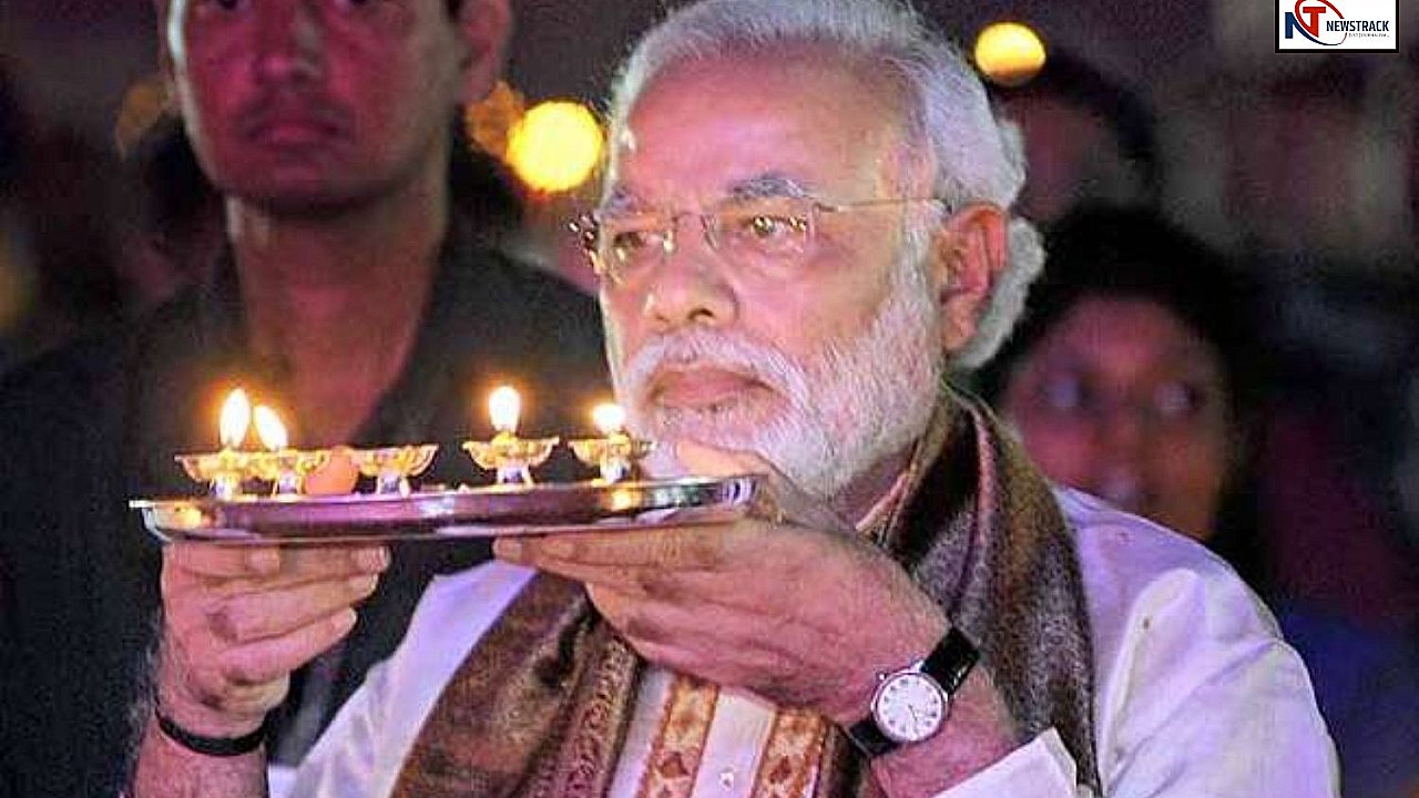 माथे पर टीका लगाये प्रधानमंत्री नरेंद्र मोदी पहुंचे रविदास स्मारक स्थल