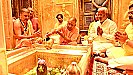 Varanasi News: सीएम योगी ने सावन में तीसरी बार किया विश्वनाथ जी का जलाभिषेक, काशी दौरे में अधिकारियों संग समीक्षा बैठक