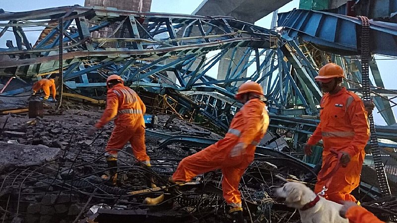 Maharashtra Accident: ठाणे में बड़ा दर्दनाक हादसा, हाईवे निर्माण कार्य में जुटे मजदूरों पर गिरी गर्डर लॉन्चिंग मशीन, 16 की मौत