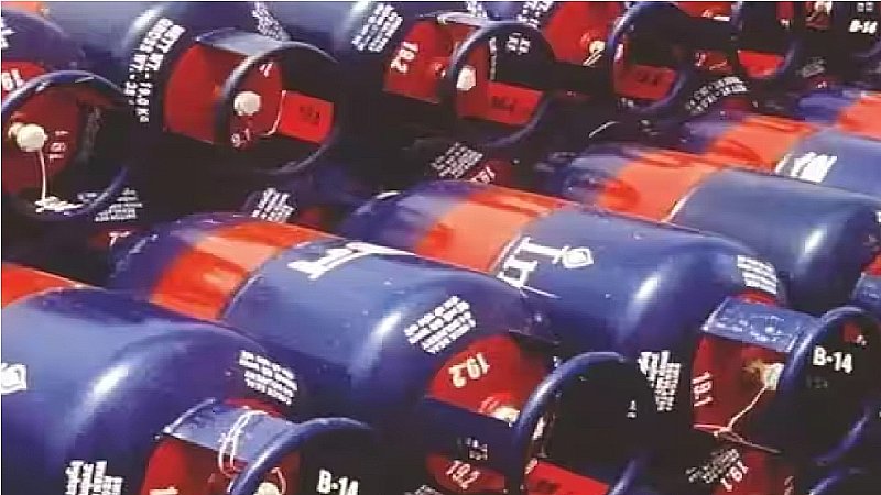 LPG Cylinder Price: गैस सिलेंडर के दामों में भारी कटौती, 100 रुपये सस्ता हुआ LPG Cylinder, अब मिलेगा इतने में