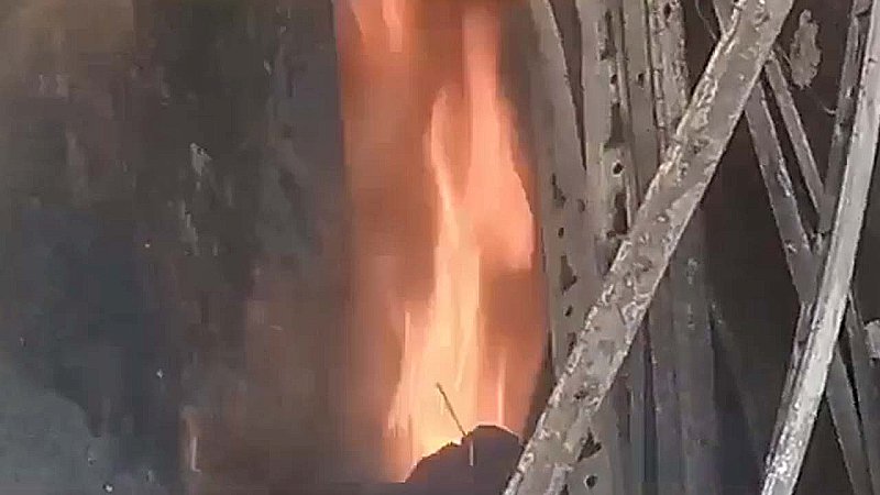 Hathras News: अज्ञात कारणों से डीजे के गोदाम में लगी आग, लाखों का नुकसान, व्यापारी की बिगड़ी हालत