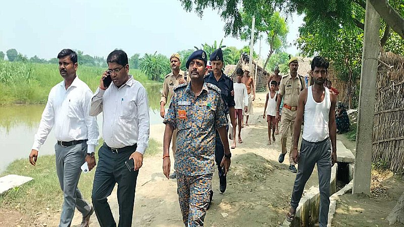 Lakhimpur Kheri News: एनडीआरएफ के डिप्टी कमान्डेंट ने तहसीलदार संग किया कटान क्षेत्र का दौरा