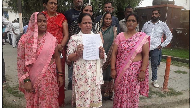 Azamgarh News: एसपी कार्यालय में पीड़ित परिवार ने पुलिस के खिलाफ की शिकायत