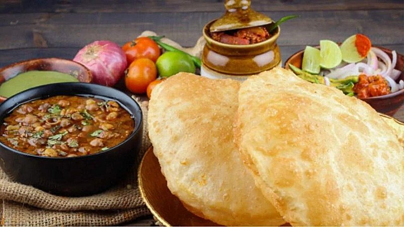 Lucknow Famous Chole Bhature: लखनऊ में खाइये बेहतरीन छोले भटूरे, पंजाब की याद दिला देगा यहाँ का स्वाद