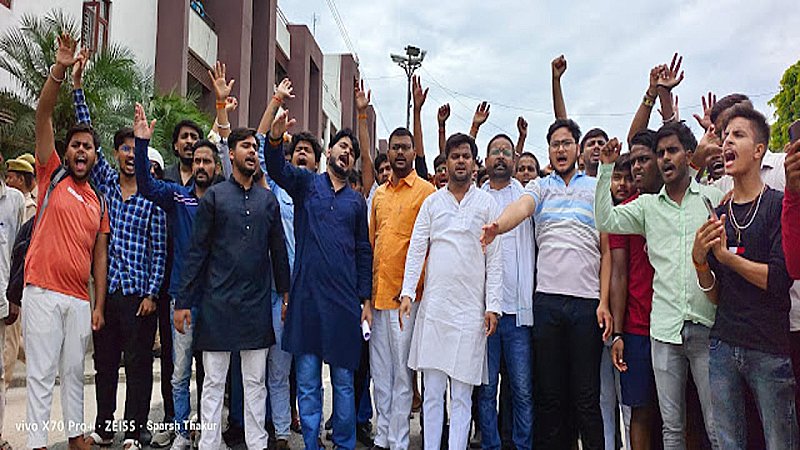 Azamgarh News: ‘जस्टिस फॉर श्रेया’ की भरी हुंकार, सड़क पर उतरे छात्रों ने किया प्रदर्शन, जिलाधिकारी से मिले