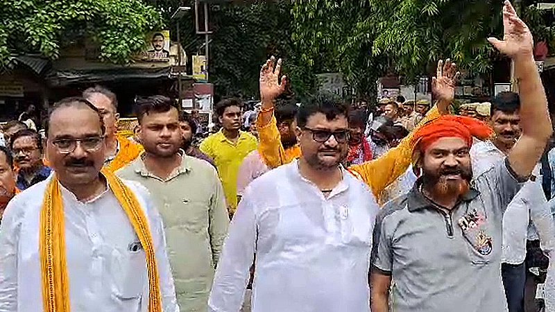 Varanasi News: हिंदुओं पर हो रहे अत्याचार को लेकर बजरंग दल का प्रदर्शन, जिला प्रशासन के माध्यम से सरकार को सौंपा ज्ञापन