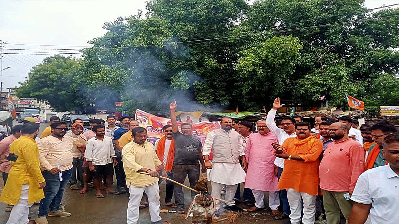 Sonbhadra News: भगवा यात्रा पर पथराव मामले को लेकर विहिप-बजरंग दल का प्रदर्शन, लगाए नारे, फूंका आतंकवाद का पुतला