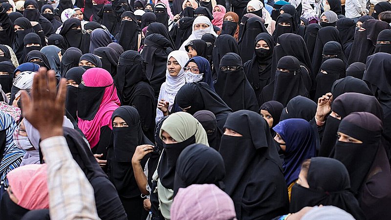 Burqa Row in Mumbai: बुर्का पहनी लड़कियों को मुंबई के कॉलेज में प्रवेश से रोका गया, हंगामे के बाद अंदर जाने की मिली