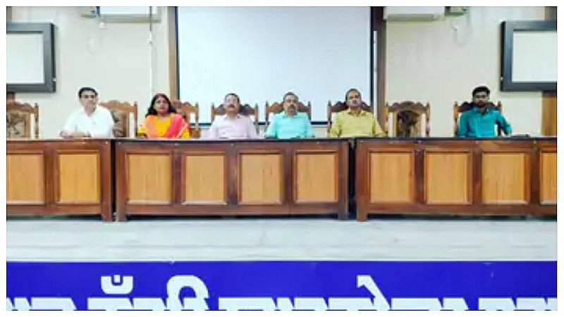 Balrampur News:  एमएलके पीजी कॉलेज में आयोजित हुआ फाइलेरिया उन्मूलन कार्यक्रम, छात्र-छात्राओं दिलाया संकल्प