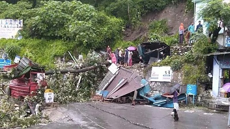 Uttarakhand News: तबाही से मचा हाहाकार, गौरीकुंड में बारिश के साथ लैंडस्लाइड शुरू, गिर रहे पत्थर व मलबा