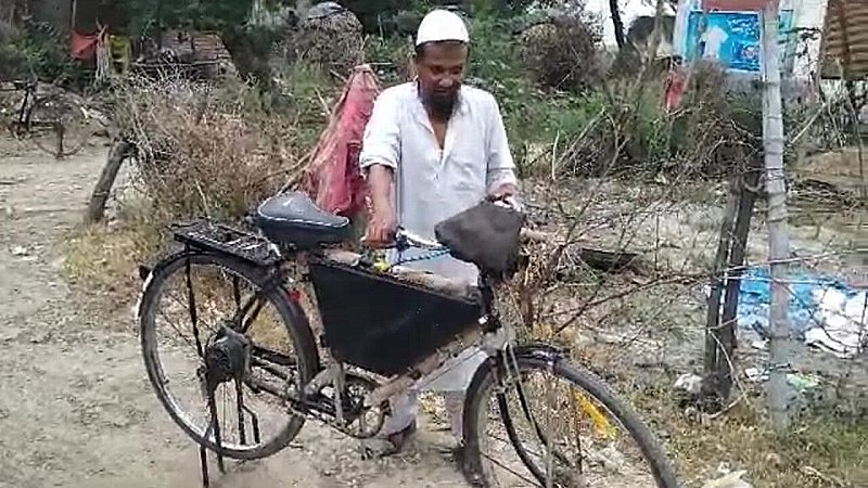 Hardoi News: इस शख़्स ने बना डाली ई-साइकिल, इतने कम रुपए में बाइक की तरह चलती है