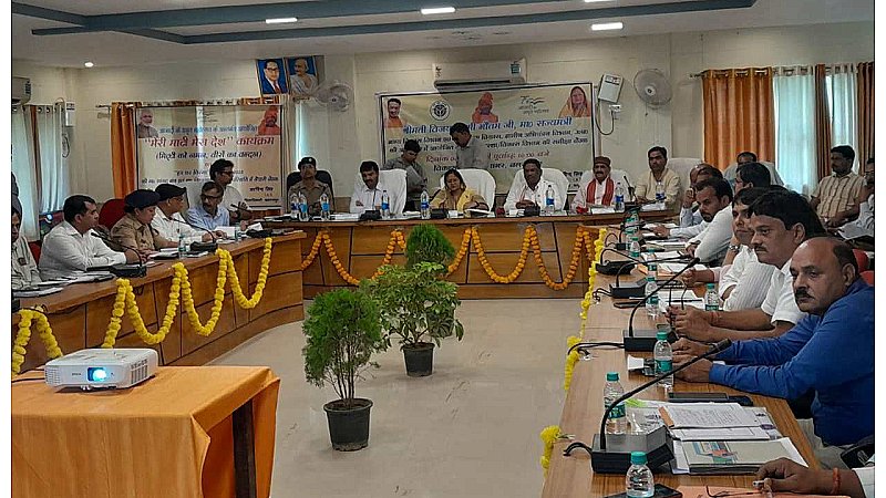 Balrampur News: ‘वंचित वर्ग को मिले सरकारी योजनाओं का लाभ’, राज्यमंत्री ने लिया विकास कार्यक्रमों का जायजा