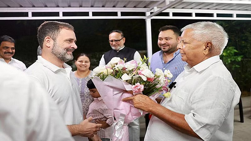 Lalu Yadav ने Rahul Gandhi को सिखाई चंपारण मटन की रेसिपी, नेताओं की गर्मजोशी भरी मुलाकात, विपक्षी गठबंधन पर भी चर्चा