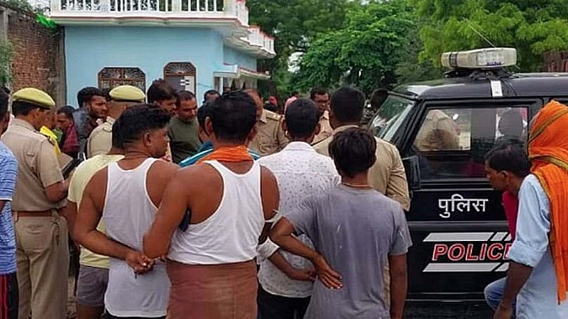 Azamgarh News: दाह संस्कार में जा रहा वाहन अनियंत्रित होकर पलटा, 25 घायल कई की हालत गंभीर