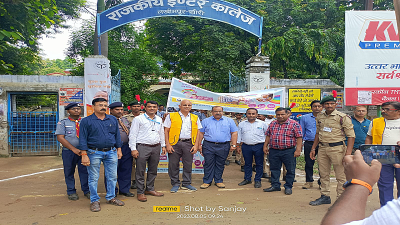 Lakhimpur Kheri News: सीएमओ ने हरी झंडी दिखाकर रवाना किया मिशन इंद्रधनुष अभियान, निकाली गई जन जागरूकता रैली
