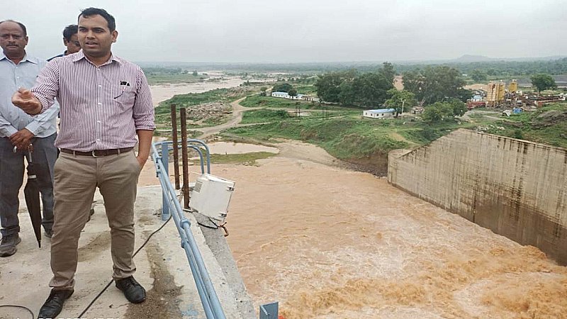 Sonbhadra News: डीएम ने कनहर बांध में जलभराव की जानी स्थिति, हालात को लेकर अलर्ट