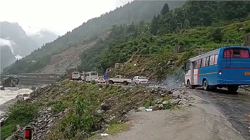 Uttarakhand News: उत्तराखंड में भारी बारिश से दरके पहाड़, रुकी बद्रीनाथ यात्रा, वर्षा का अलर्ट जारी