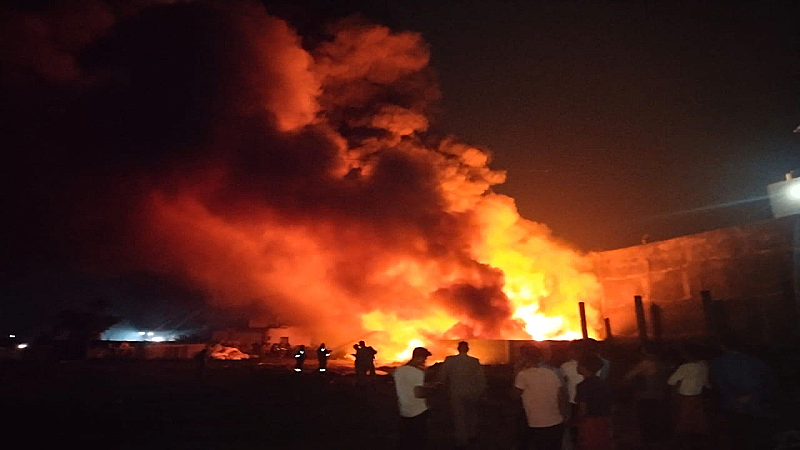 Kanpur News: दो कबाड़ गोदाम में लगी आग, दमकल की मदद से 3 घंटे बाद बुझी आग