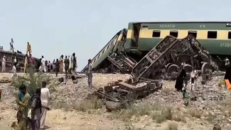 Pakistan News:पाकिस्तान में बड़ा रेल हादसा, पटरी से उतरी हजारा एक्सप्रेस, 22 की मौत, 80 से अधिक घायल