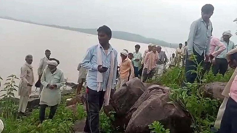 Mahoba News: मछली का शिकार करने गए युवक की तालाब में डूबकर मौत, 20 घंटे के बाद मिला शव