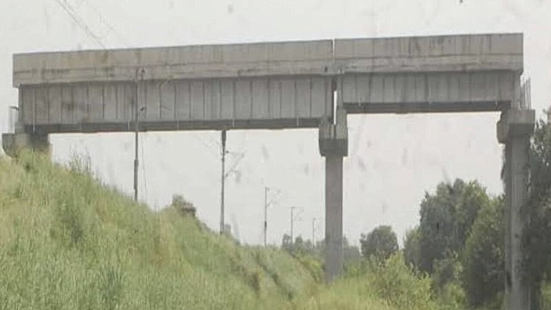 Meerut News: हवा में लटके पुल को कब मिलेगी जमीन