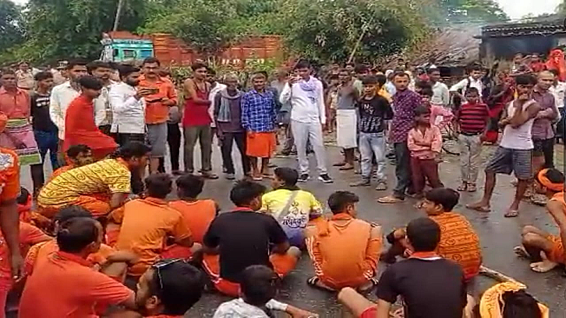 Sitapur News: रोडवेज बस ने कांवड़िये को कुचला मौत, गुस्साए लोगों ने किया सड़क जाम