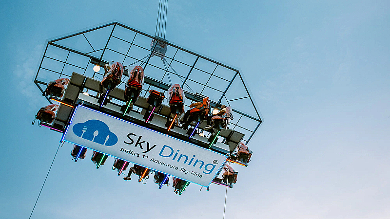 Sky Dining Restaurant Lucknow: अब लखनऊ में हवा में बैठकर खायें खाना, खुल गया पहला स्काई डाइनिंग रेस्टोरेंट