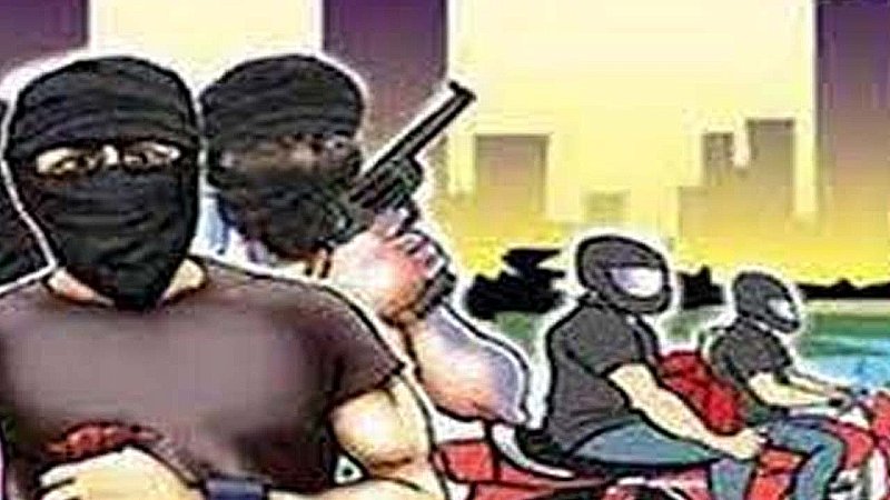 Prayagraj News: लुटेरों ने मचाया तांडव, दुकानों में लूटपाट, विरोध करने पर चौकीदार की हत्या