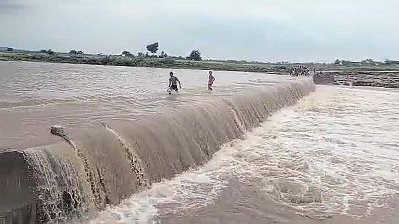 Chitrakoot News: जानलेवा साबित हुई लापरवाही, पुल पर बह रही नदी को पार करने के प्रयास में युवक की डूबकर मौत