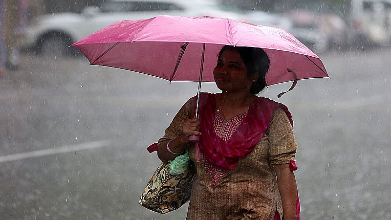 Weather Update Today: यूपी-उत्तराखंड समेत कई राज्यों में भारी बारिश का अलर्ट, दिल्ली में गर्मी लोगों को करेगी बेहाल