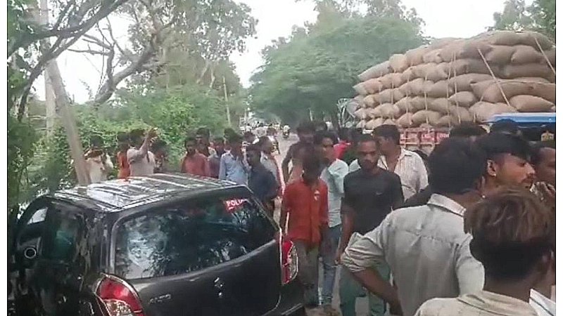 Mahoba News: पुलिस लिखी कार ने किया ‘हिट एंड रन’, सड़क किनारे खड़े चार लोगों को रौंदा, दो की मौत