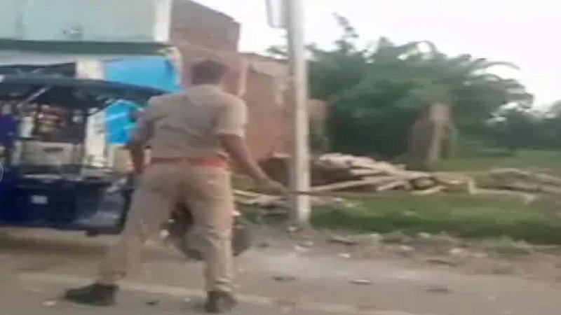 Balrampur News: नशे की हालत में गाड़ियों में तोड़फोड़ कर रहा था पुलिसकर्मी, एसपी ने किया सस्पैंड