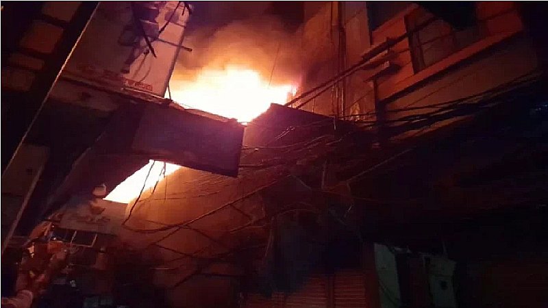 Delhi Fire News: सुबह-सुबह दिल्ली में लगी भयानक आग, काबू करने में जुटी दमकल की 11 गाड़ियां