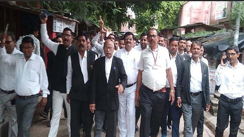 Jaunpur News: पूरे जिले में ठप रहे न्यायिक कार्य, अधिवक्ताओं ने किया आंदोलन, इस वजह से नाराज हैं वकील
