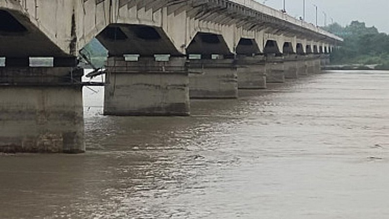 Ayodhya News: ख़तरे के निशान के ऊपर सरयू नदी, बैराज से पानी छोड़ने के बाद बढ़ा संकट