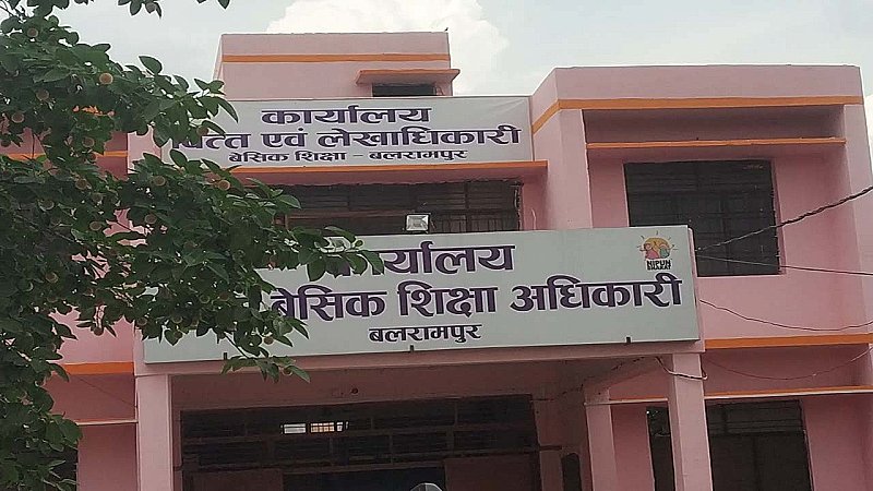 Balrampur News: BSA ने 11 स्कूलों के सभी शिक्षकों और कर्मचारियों का वेतन रोका, जानिए क्या थी वजह