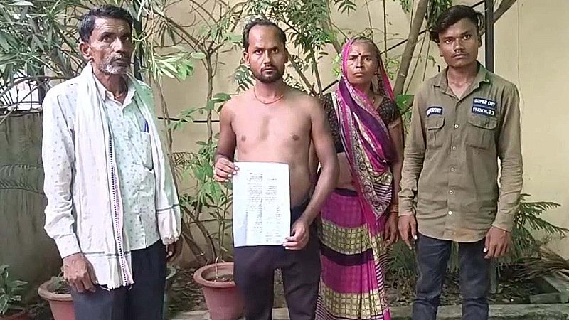 Mahoba News: भाजपा नेता के पुत्र की गुंडई! दलित युवक को बनाया बंधक, नंगा कर राइफल की बट से पीटा