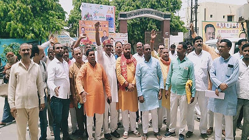 Azamgarh News: डीएम के खिलाफ भाजपा कार्यकर्ताओं ने दिया धरना, कलेक्टर को हटाने की मांग