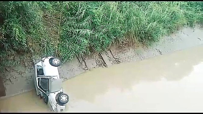 Kushinagar News: कुशीनगर में हुआ दर्दनाक हादसा, अनियंत्रित कार गंडक नहर में गिरी, दो की मौत और एक लापता