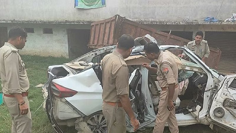 Unnao Accident: उन्नाव में बड़ा सड़क हादसा, तेज रफ्तार कार खंती में गिरी, दो की मौत तीन घायल