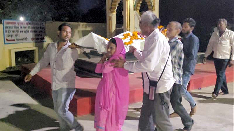 Jhansi News:बहन ने भाई की अर्थी को दिया कंधा, किया अंतिम संस्कार, दी मुखाग्नि