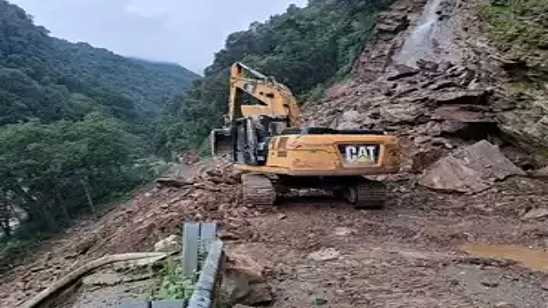 Landslide in Rudraprayag: लैंडस्लाइड से रूद्रप्रयाग में मची तबाही, मलबे में दबी कार, 5 लोगों की मौत