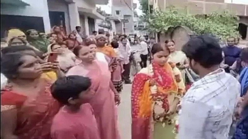 Varanasi News: बीच सड़क पर भरा प्रेमिका की मांग में सिंदूर, जानिए अनोखी शादी की प्रेम कहानी