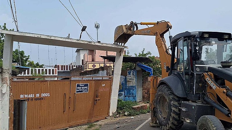 Sultanpur News: अधिवक्ता हत्याकांड में हिस्ट्रीशीटर के घर पर चला बुलडोजर, ध्वस्त किया गया अवैध निर्माण