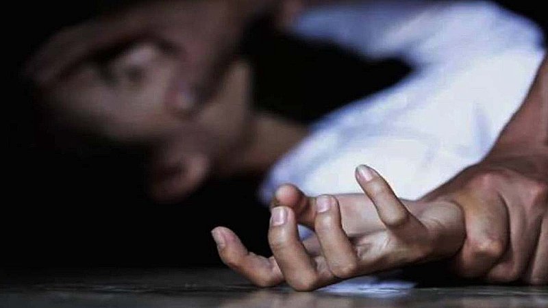Sonbhadra News: युवक को पिलाई नींद की गोलियां मिली शराब, सोने के बाद पत्नी से किया दुष्कर्म, पिटाई कर किया घायल