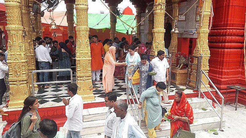 Varanasi News: काशी के इस मंदिर में बैन किया गया मोबाइल-कैमरा, मंदिर प्रबंधन ने लिया निर्णय