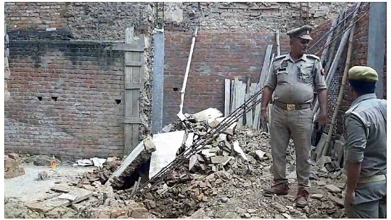 Mirzapur News: मकान निर्माण के दौरान भरभरा कर गिरी दीवार, तीन लोग दबे, एक की मौत