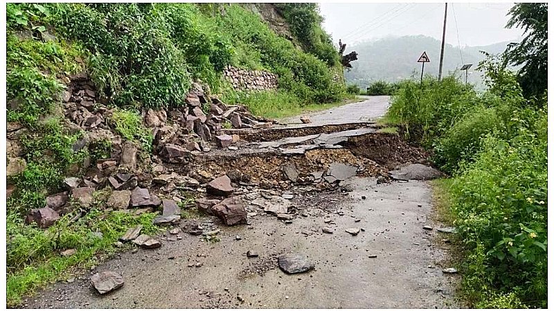 Uttarakhand News: उत्तराखंड के यमकेश्वर इलाके में भू-धंसाव, गांव से विस्थापित हुए 32 परिवार